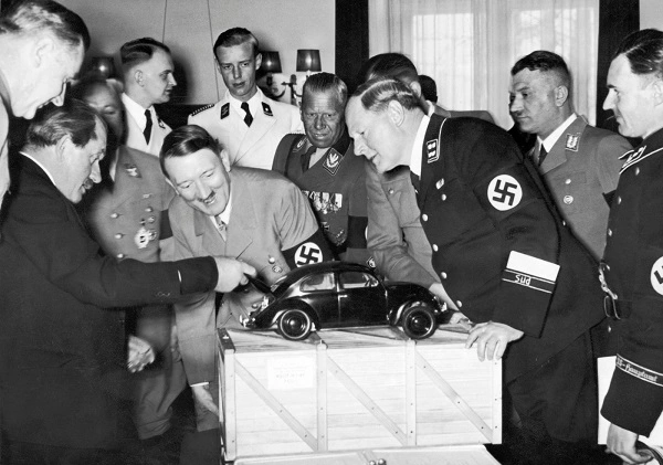 Adolf Hitler en Ferdinand Porsche