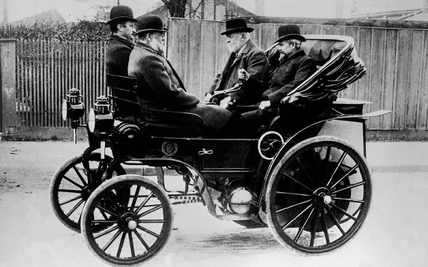 De door een riem aangedreven auto van Gottlieb Daimler, 1895