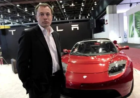 Elon Musk met Tesla Roadster in 2008