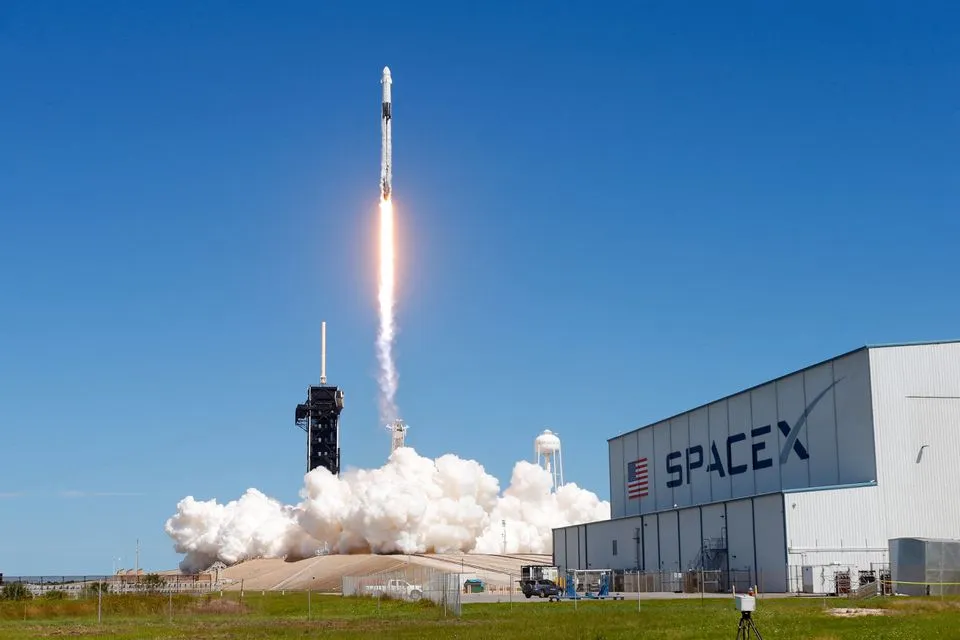 SpaceX Falcon 9-raket met Dragon-module wordt gelanceerd