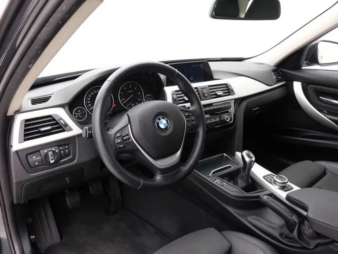 BMW 3 316d Touring + GPS + Sport Seats + Leder/Cuir + LED + ALU19 Image 9