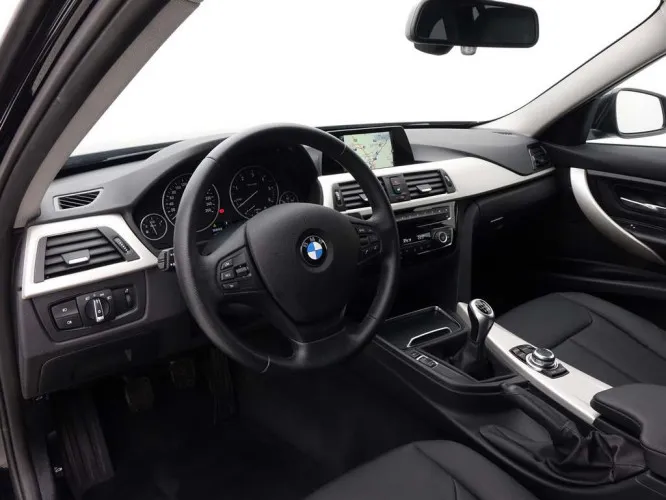 BMW 3 318d Touring + GPS + LED Lights + Leder/Cuir + Alu19 Image 9