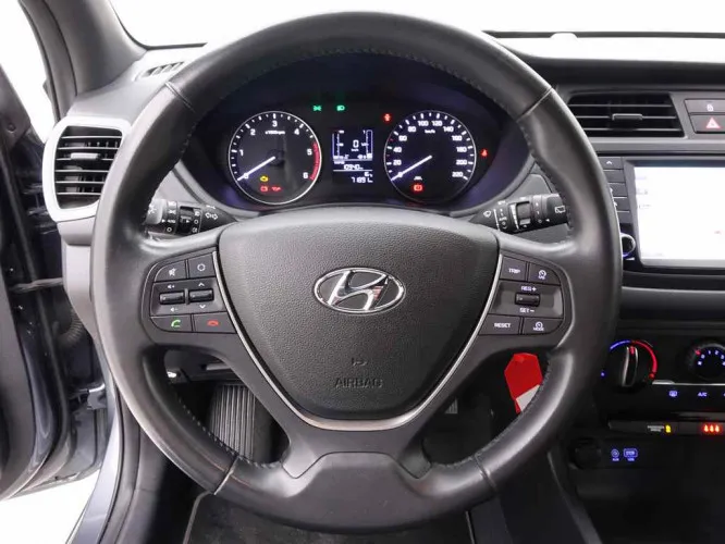 Hyundai I20 1.1 CRDi Play Edition + GPS + Camera + Cruise Control + Privacy Image 10