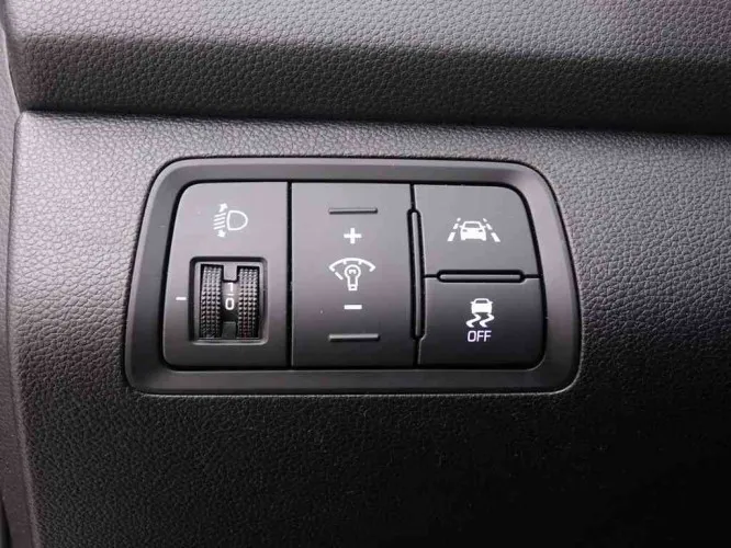 Hyundai I20 1.1 CRDi Play Edition + GPS + Camera + Cruise Control + Privacy Image 9