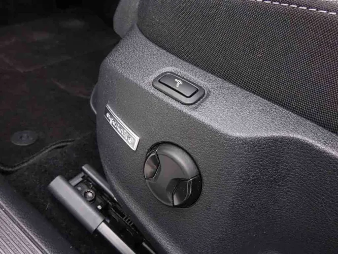 Volkswagen Golf 1.5 TSi 150 R-Line + LED Lights + GPS + Adaptiv Cruise Image 8
