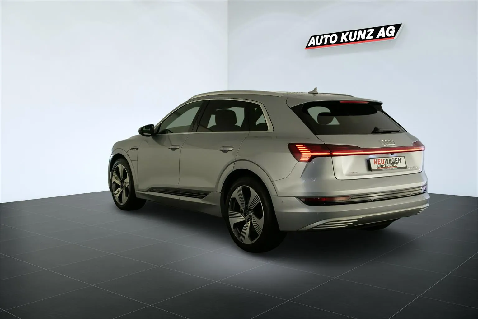 Audi e-tron 55 S-Line Advanced quattro EV Elektro Aut.  Image 2
