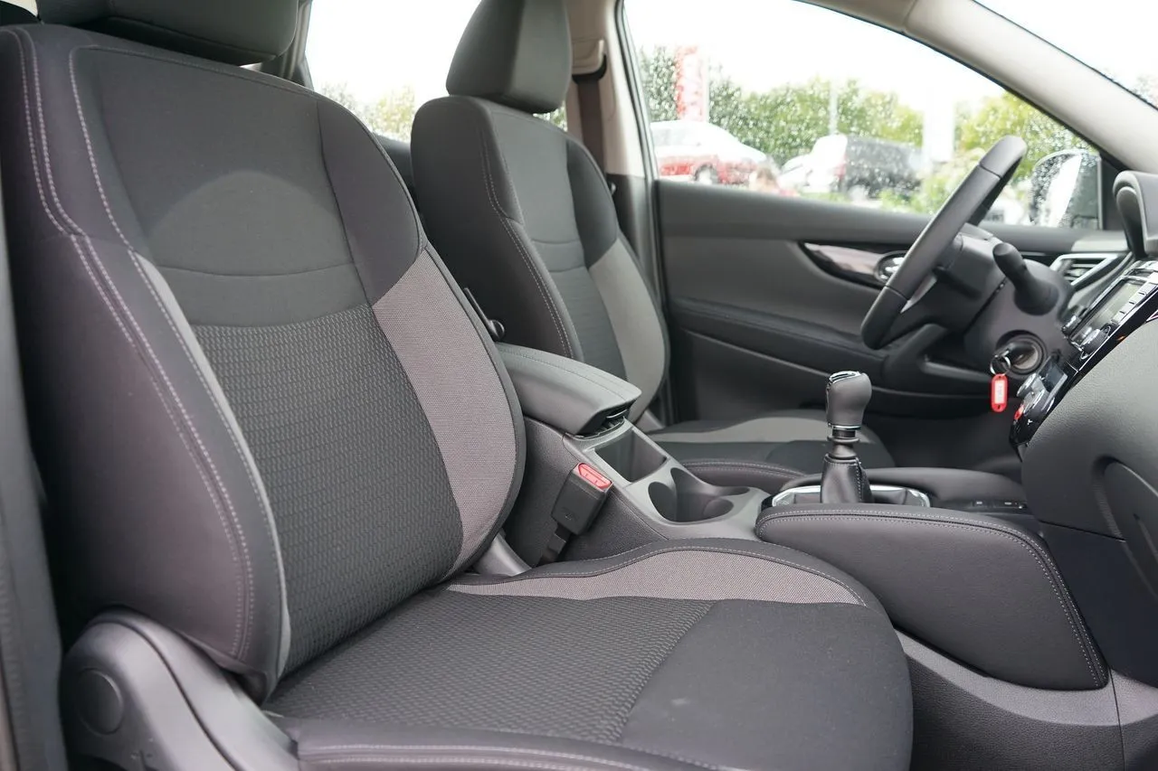 Nissan Qashqai 1.3 DIG-T...  Image 9