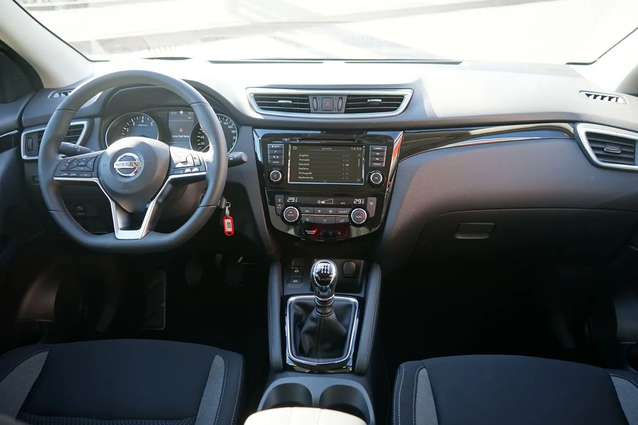 Nissan Qashqai 1.3 DIG-T...  Image 9