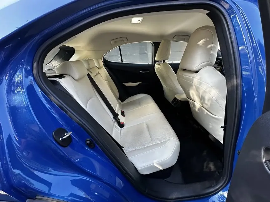 Lexus UX 250h Business Navigation 2WD Image 9