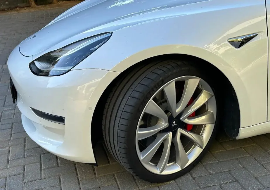 Tesla Model 3 Performance AWD Image 4
