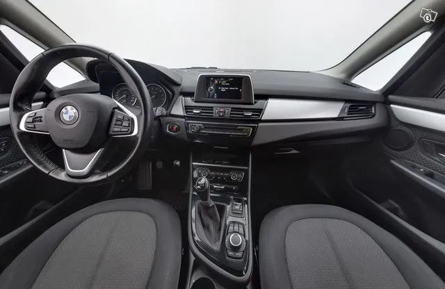 BMW 218 F45 Active Tourer 218i Business / Vakionopeudensäädin / Kahdet renkaat vanteilla / P-tutka / Image 9