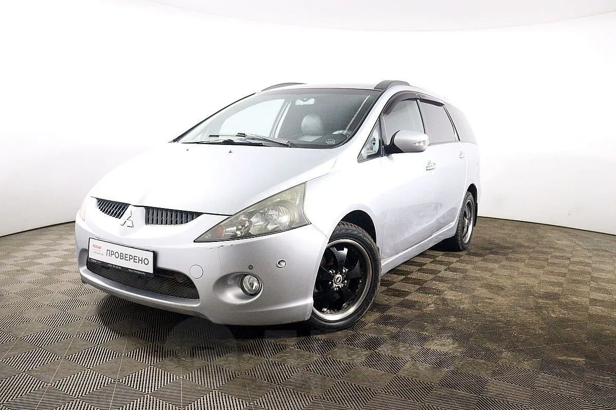 Mitsubishi Grandis  Image 1