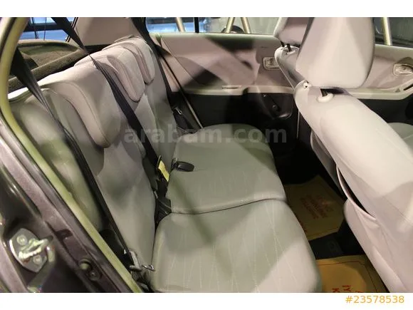 Toyota Yaris 1.3 Sol Image 10